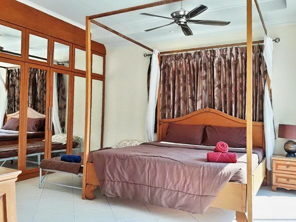 House for rent Jomtien Pattaya showing the master bedroom with built-in wardrobes House for rent Jomtien Pattaya showing the master bedroom with built-in wardrobes