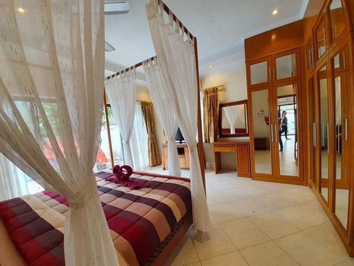 House for rent Jomtien Pattaya showing the master bedroom 