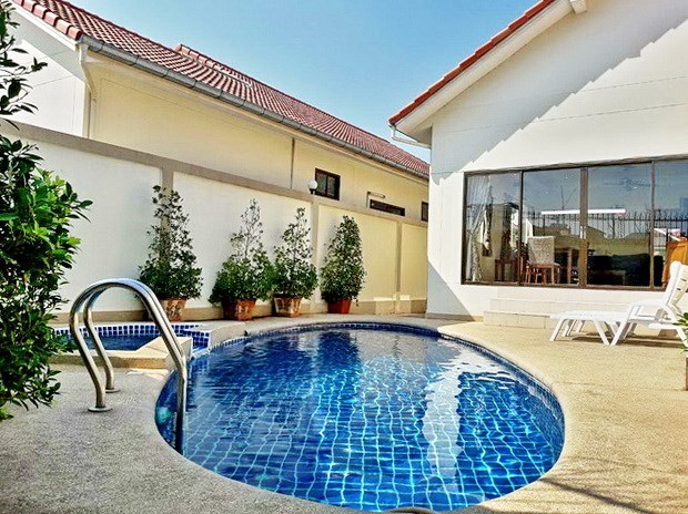 House for rent Jomtien Pattaya showing the terrace and pool House for rent Jomtien Pattaya showing the terrace and pool