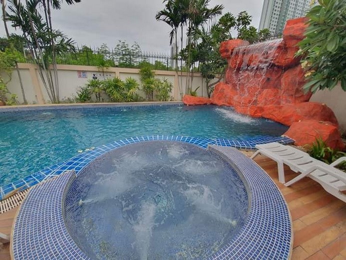 House for rent Jomtien Pattaya showing the water fall and Jacuzzi pool