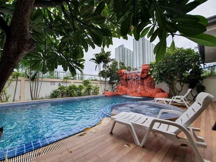 House for rent Jomtien Pattaya showing the poolside terraces 