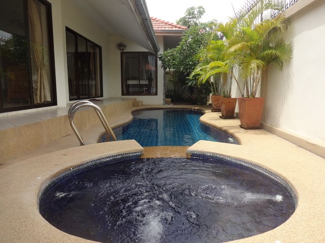 House for rent Jomtien Pattaya showing the pool Jacuzzi 