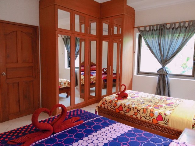 House for rent Jomtien Pattaya showing the second bedroom and built-in wardrobes