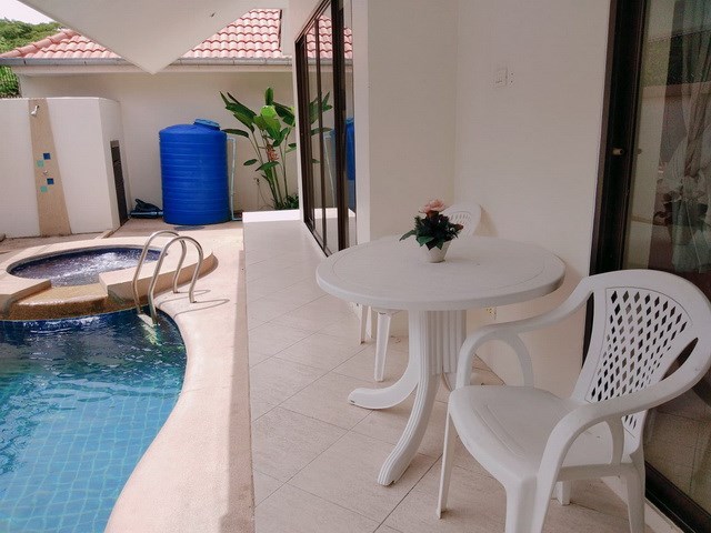 House for rent Jomtien Pattaya showing the terrace and pool 