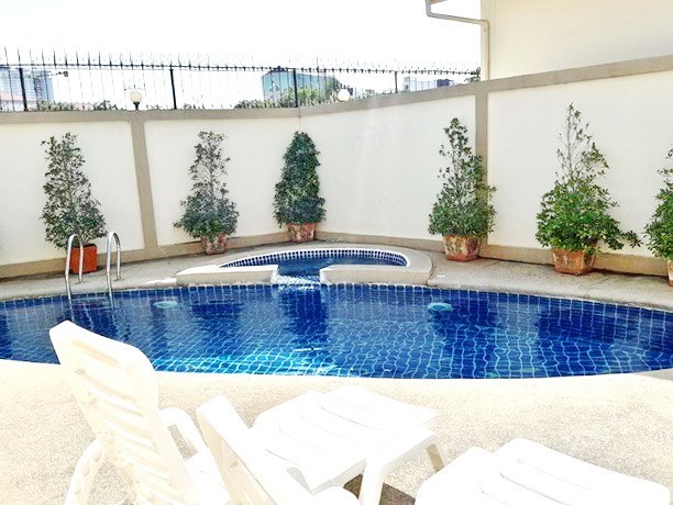 House for rent Jomtien Pattaya showing the pool and Jacuzzi House for rent Jomtien Pattaya showing the pool and Jacuzzi