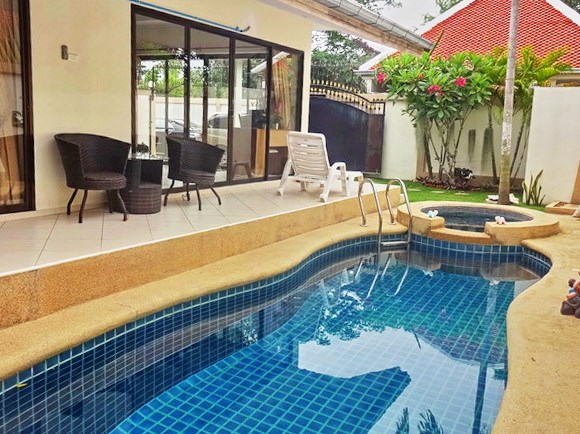 House for rent Jomtien Pattaya showing the terraces and private swimming pool House for rent Jomtien Pattaya showing the terraces and private swimming pool