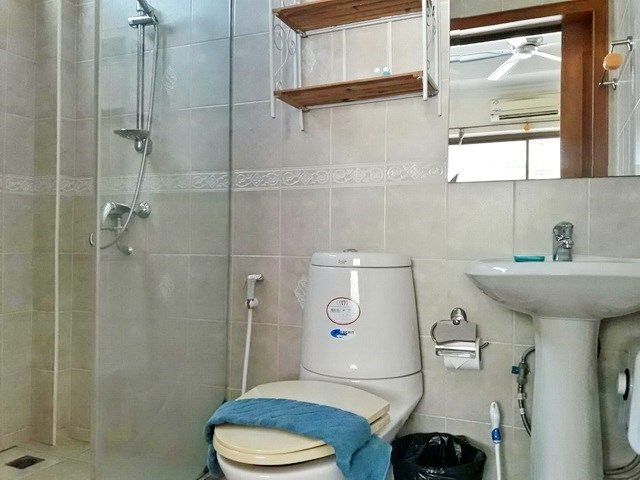 House for rent Jomtien Pattaya showing the second bathroom