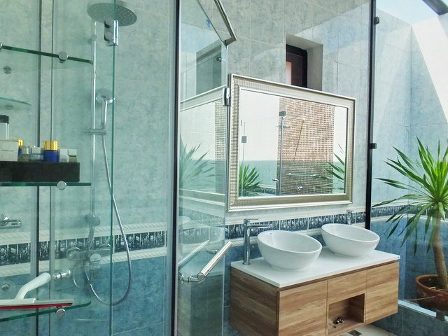 House for rent Mabprachan Pattaya showing the master bathroom 