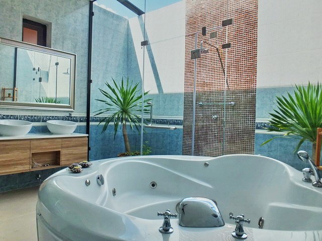 House for rent Mabprachan Pattaya showing the master bathroom with Jacuzzi bathtub 