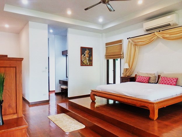 House for rent Mabprachan Pattaya showing the master bedroom suite 