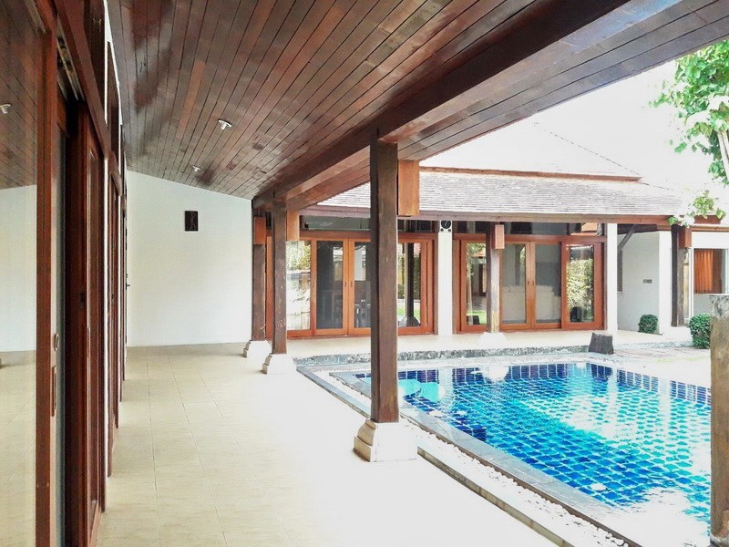 House for rent Mabprachan Pattaya showing the covered terrace and pool House for rent Mabprachan Pattaya showing the covered terrace and pool