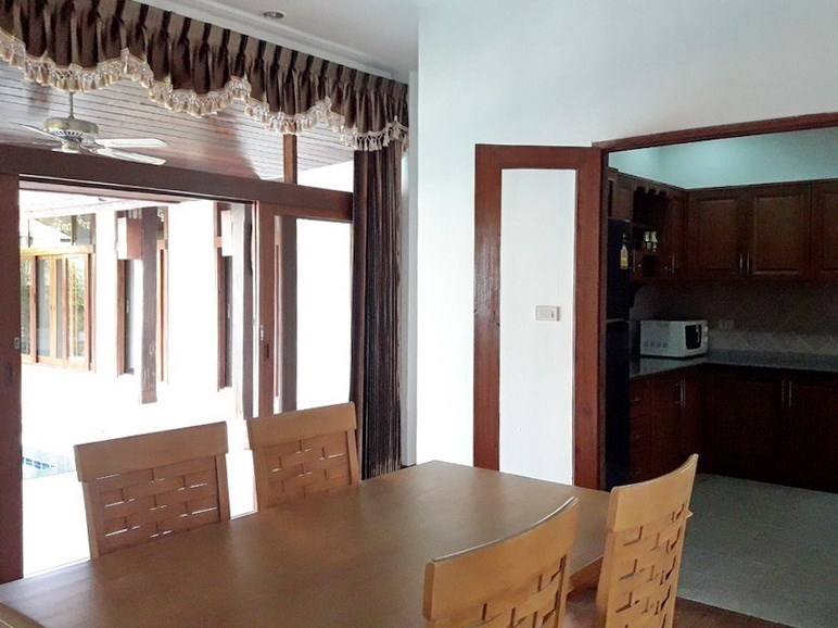 House for rent Mabprachan Pattaya showing the dining and kitchen areas House for rent Mabprachan Pattaya showing the dining and kitchen areas