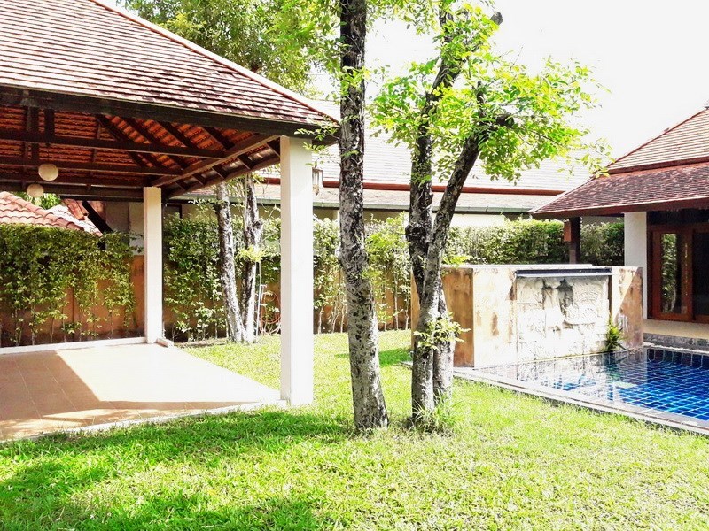 House for rent Mabprachan Pattaya showing the garden and carport House for rent Mabprachan Pattaya showing the garden and carport