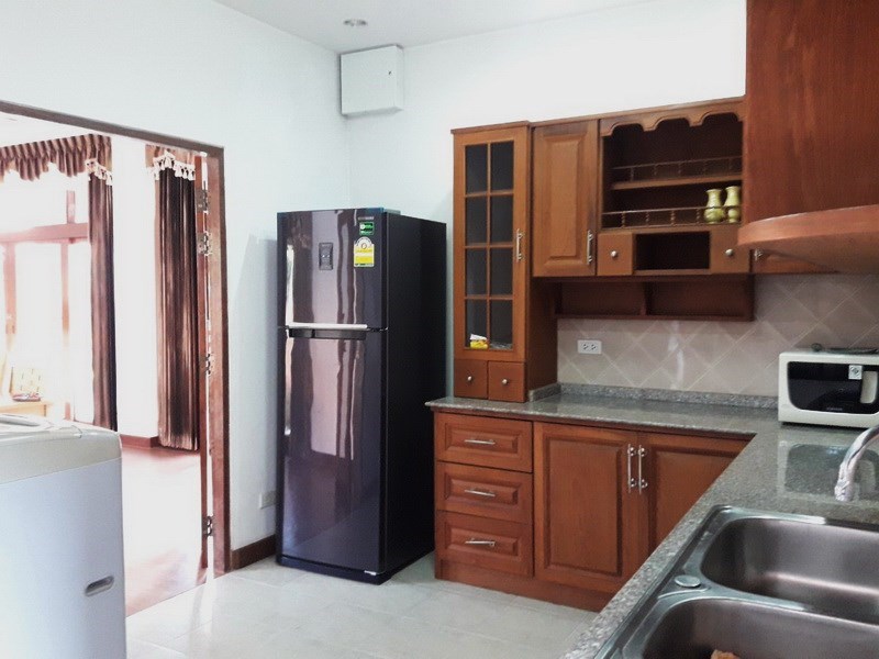 House for rent Mabprachan Pattaya showing the kitchen area House for rent Mabprachan Pattaya showing the kitchen area