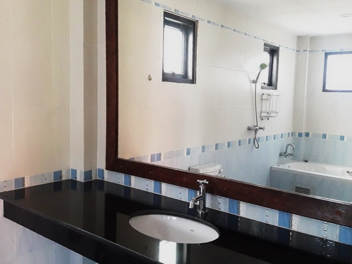 House for rent Mabprachan Pattaya showing the master bathroom with bathtub 
