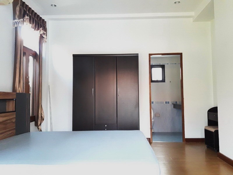House for rent Mabprachan Pattaya showing the master bedroom suite House for rent Mabprachan Pattaya showing the master bedroom suite