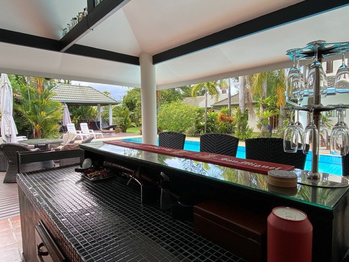 House for rent Mabprachan Pattaya showing the bar area 