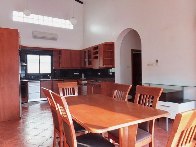 House for rent Mabprachan Pattaya showing the dining and kitchen areas 