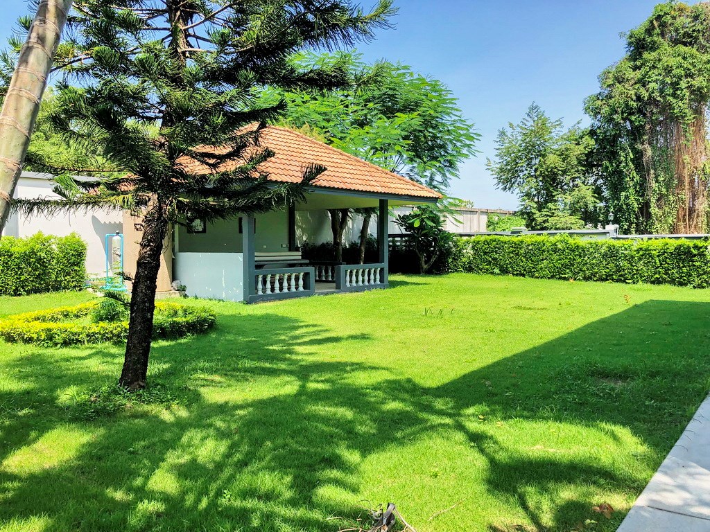 House for rent Pattaya Mabprachan showing the sala and garden