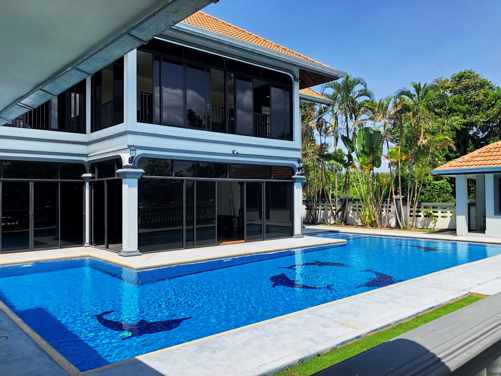 House for rent Pattaya Mabprachan showing the pool and house 