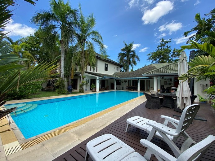 House for rent Mabprachan Pattaya showing the house and pool 