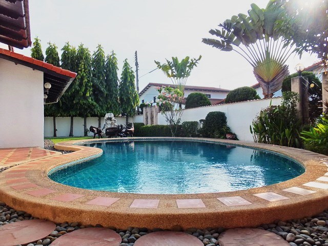 House for rent Mabprachan Pattaya showing the private pool 