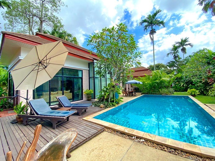 House for rent showing the poolside terrace 