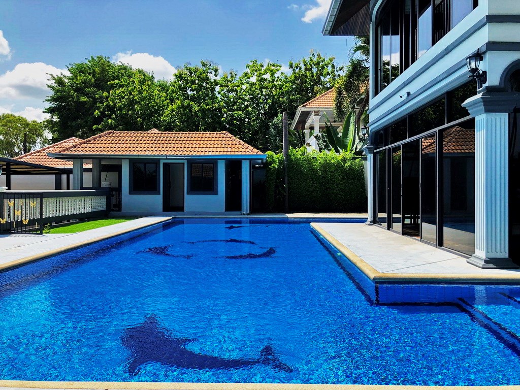 House for rent Pattaya Mabprachan showing the private pool and poolside shower 