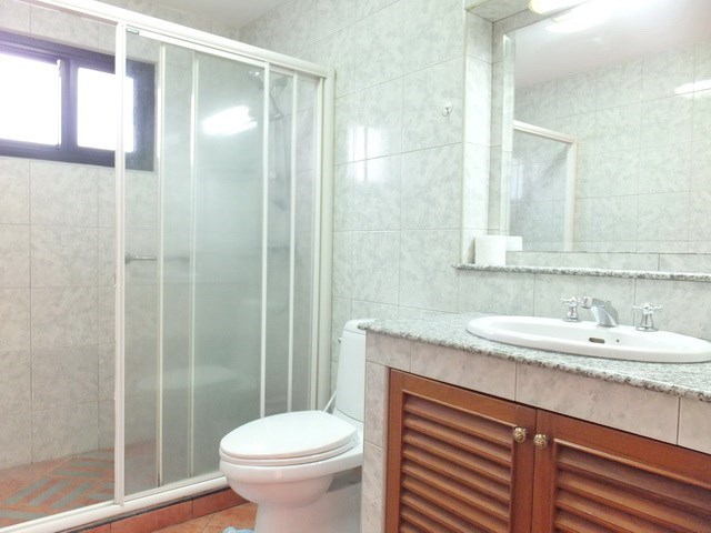 House for rent Mabprachan Pattaya showing the second bathroom 