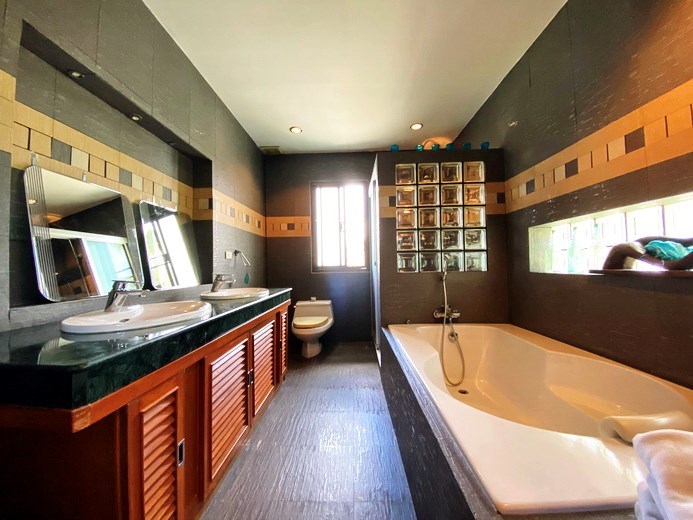 House for rent Mabprachan Pattaya showing the third bathroom 