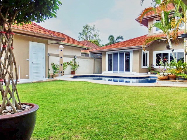 House for rent Nongplalai Pattaya showing the garden and pool 