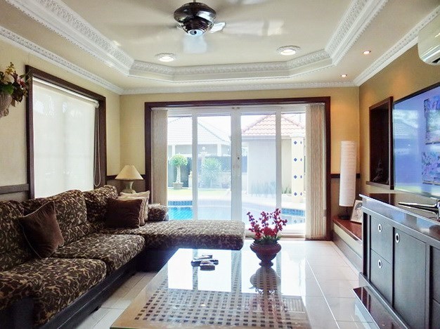 House for rent Nongplalai Pattaya showing the living room with pool view 