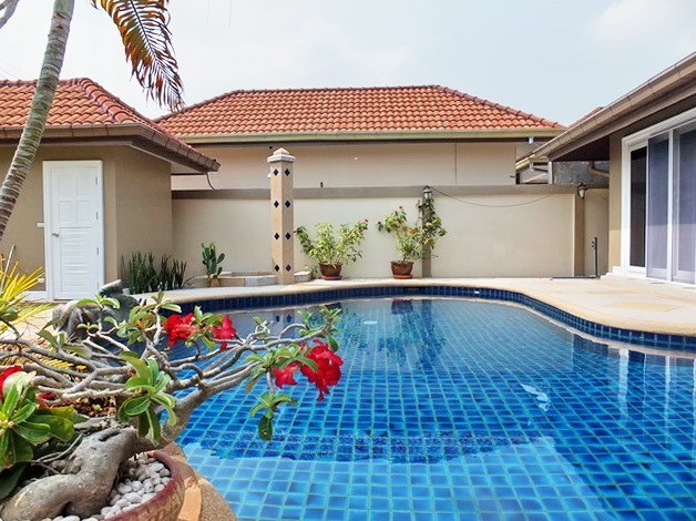 House for rent Nongplalai Pattaya showing the private pool 
