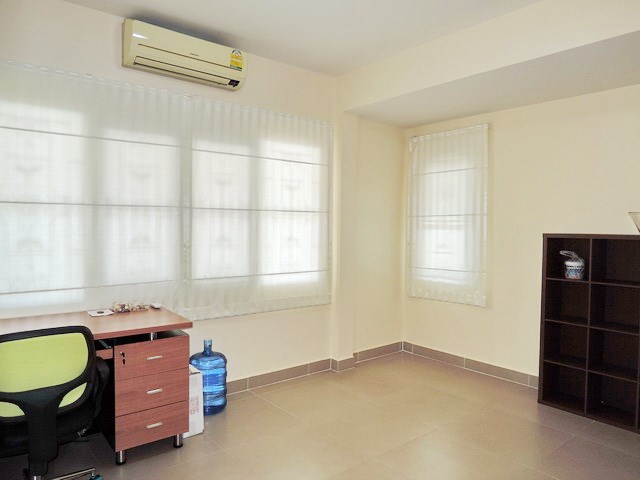 House for rent Pattaya showing the third bedroom office