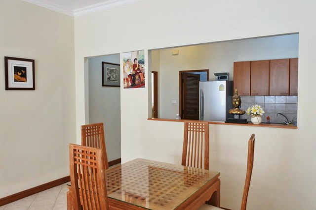 House for rent View Talay Villas Jomtien showing the dining and kitchen areas 