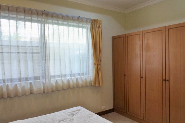 House for rent View Talay Villas Jomtien showing the second bedroom with built-in wardrobe 