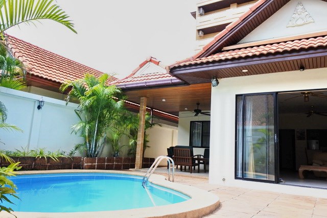 House for rent View Talay Villas Jomtien showing the house and pool 