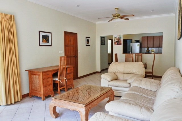 House for rent View Talay Villas Jomtien showing the living, dining and kitchen areas 