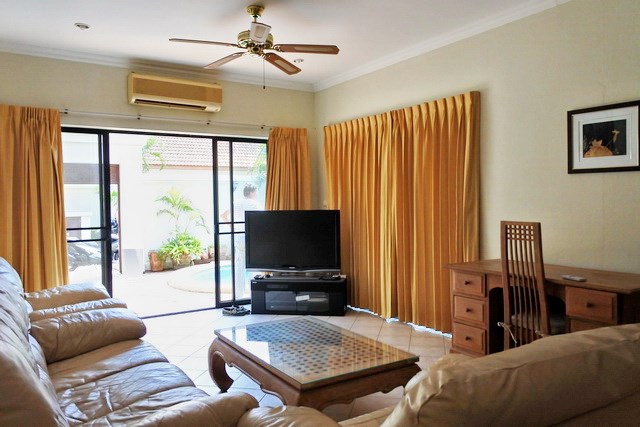 House for rent View Talay Villas Jomtien showing the living room 