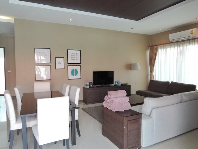 House for rent in East Jomtien showing the dining and living areas