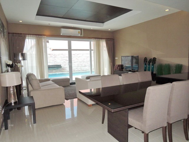 House for rent East Jomtien showing the dining and living areas