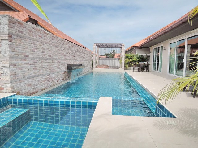 House for rent East Jomtien showing the large private pool