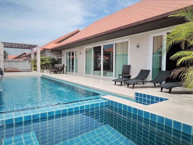 House for rent East Jomtien showing the pool and house