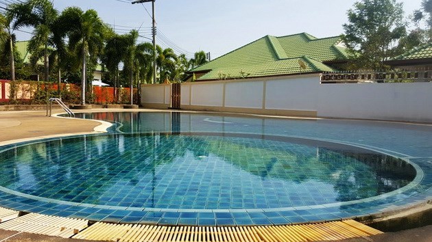 House for rent East Pattaya showing the communal pool 