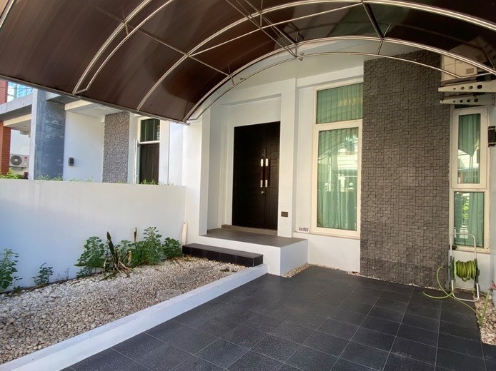 House for rent East Pattaya showing the covered terrace House for rent East Pattaya showing the covered terrace