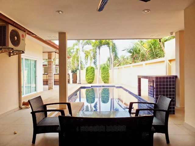 House for rent East Pattaya showing the terrace and pool 