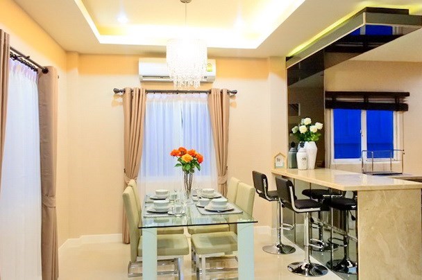 House for rent East Pattaya showing the dining and breakfast bar 