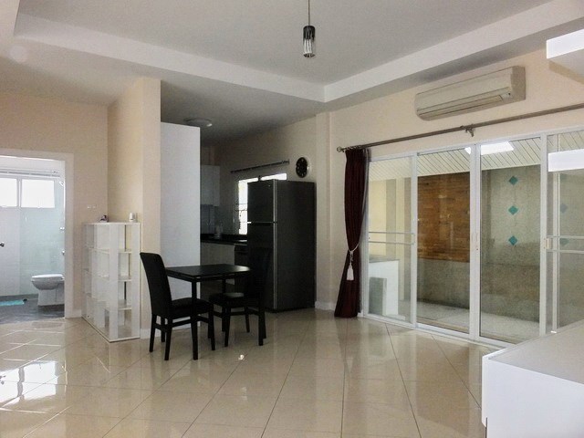 House for Rent East Pattaya showing the dining and kitchen areas 