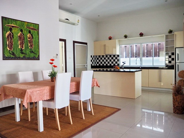 House for rent East Pattaya showing the dining and kitchen areas House for rent East Pattaya showing the dining and kitchen areas