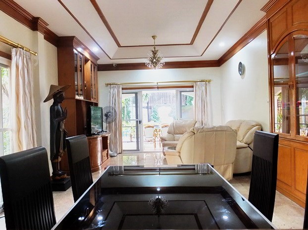 House for rent East Pattaya showing the dining and living areas 